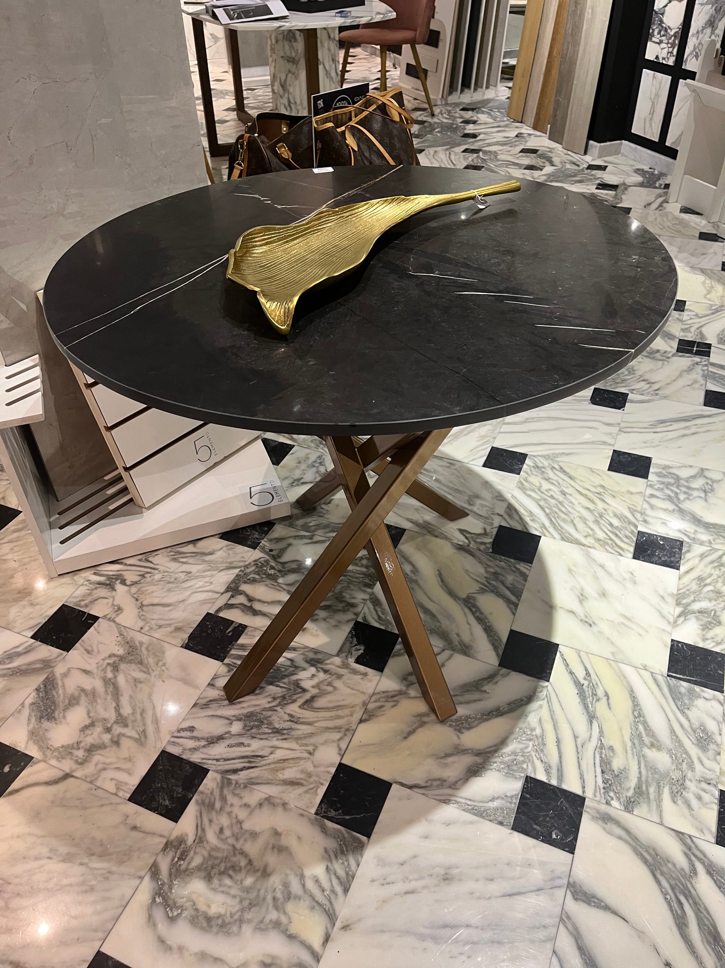 Tavolo pranzo vertigo rotondo in marmo completo di piedi in ferro