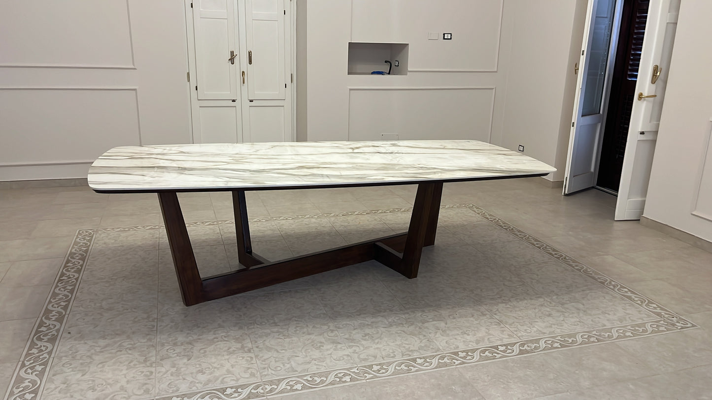 Tavolo Calacatta macchia vecchia e piedi in legno massello