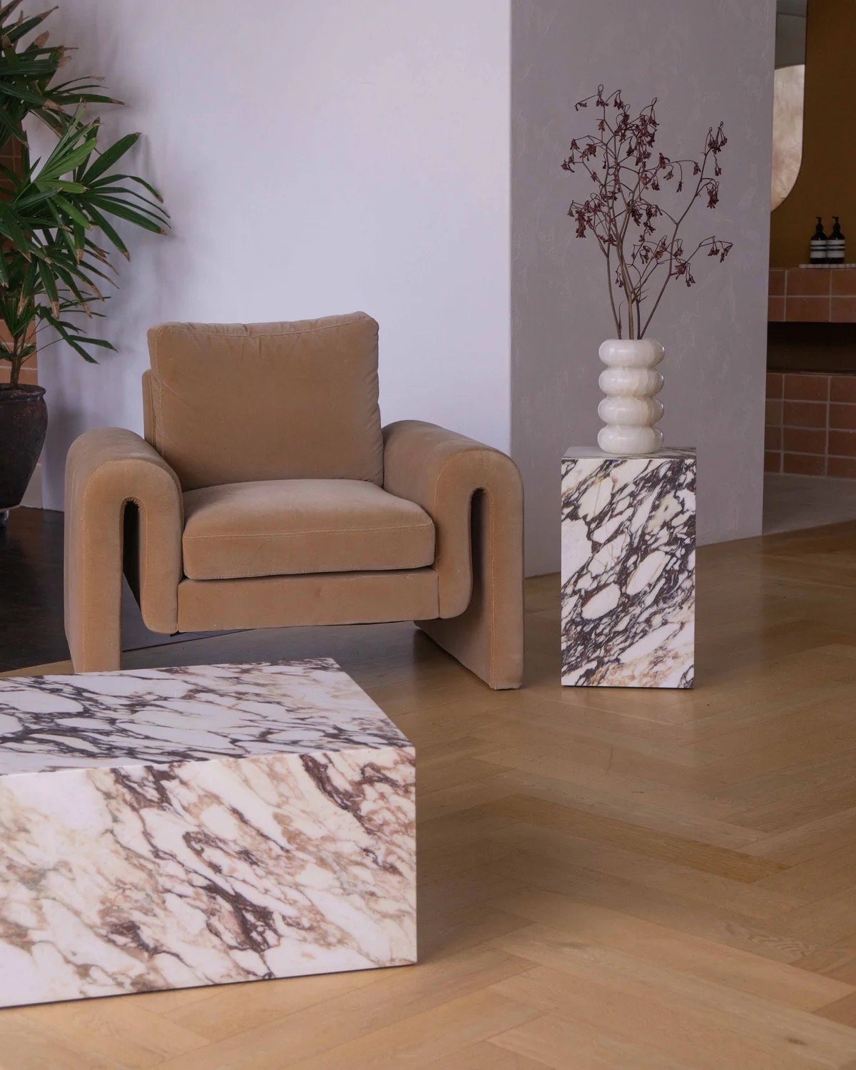 Tavolo plinth marmo calacatta viola monet