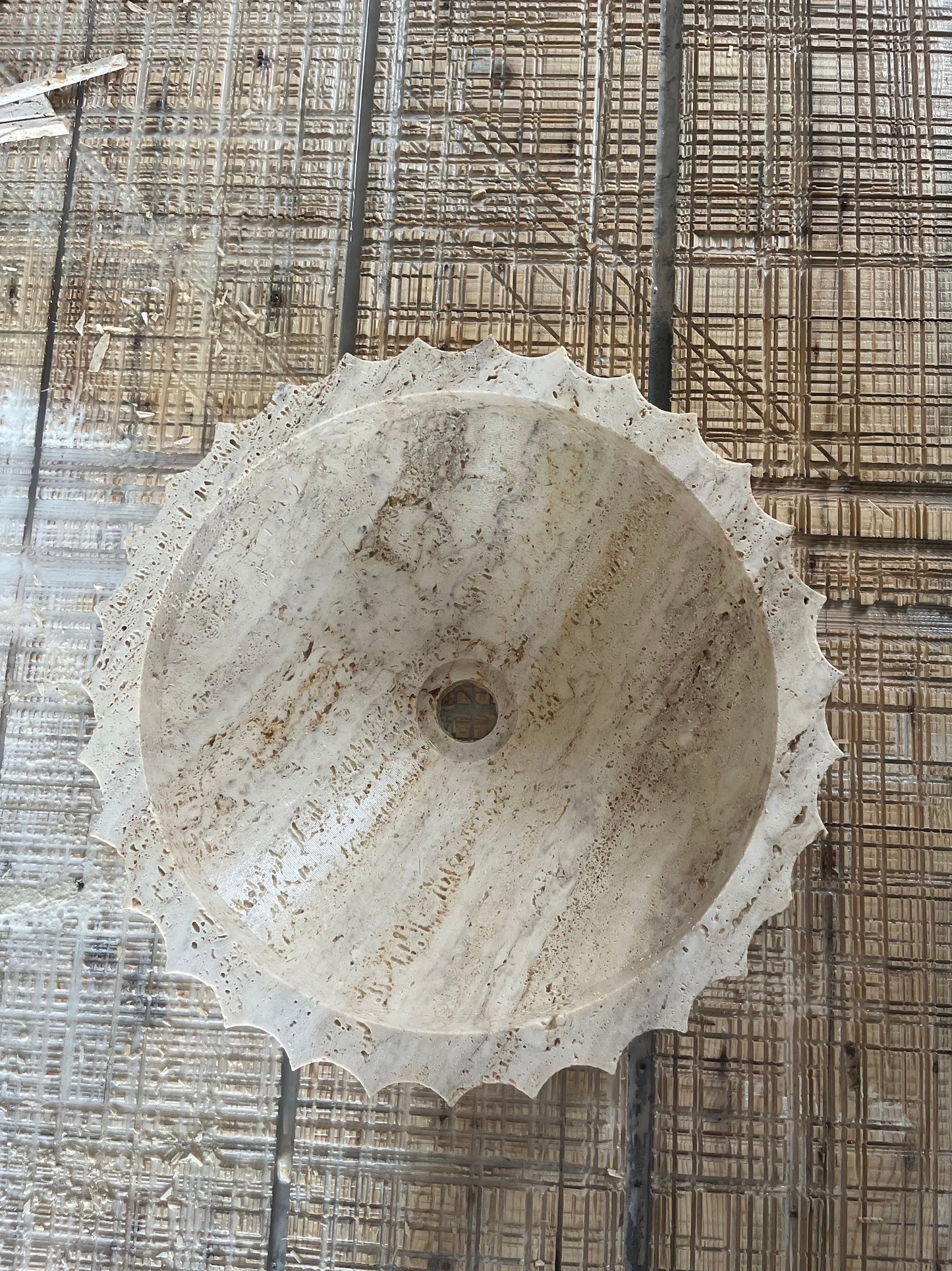 Lavabo da appoggio in travertino