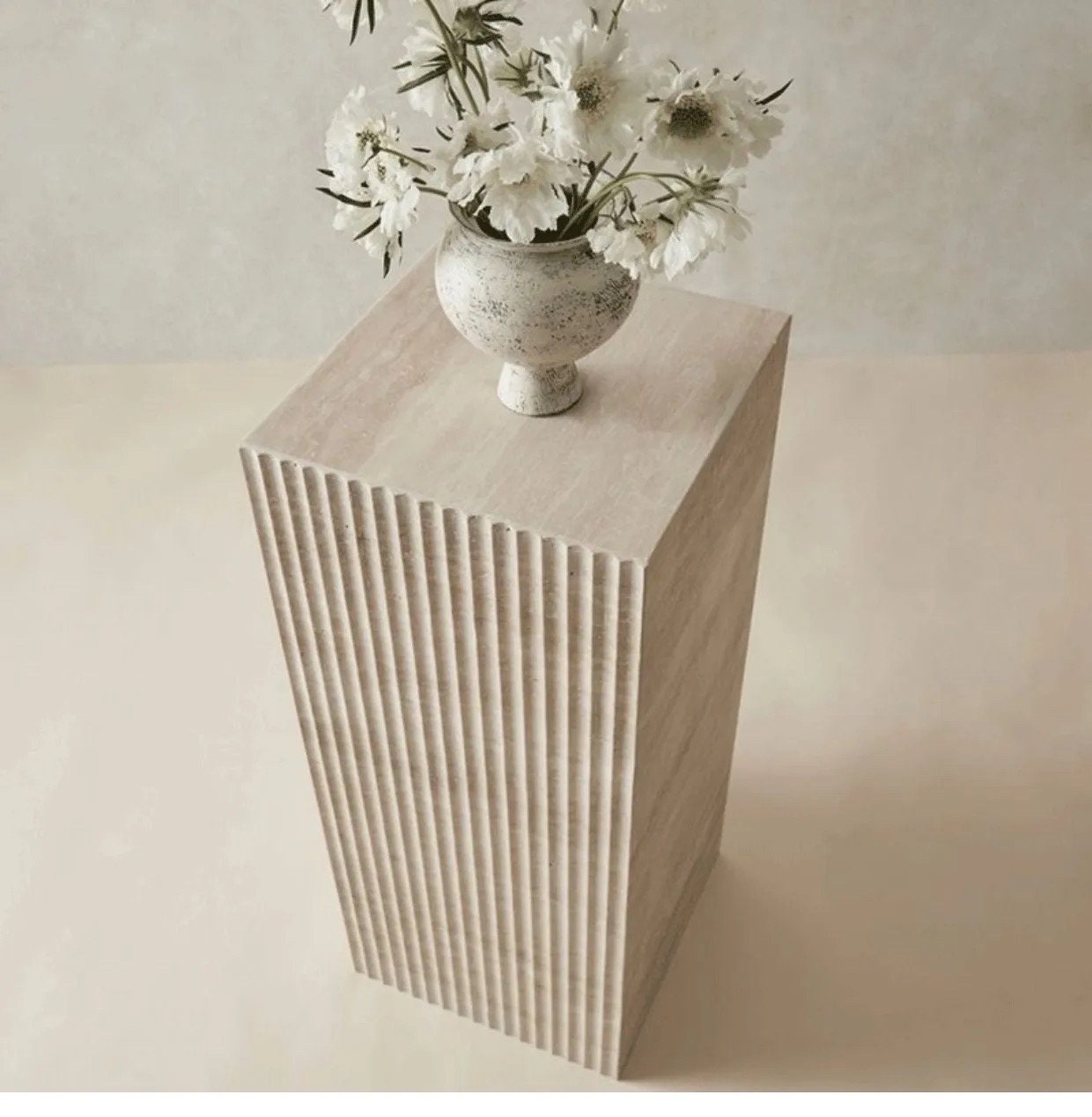 Tavolo plinth marmo travertino fluted