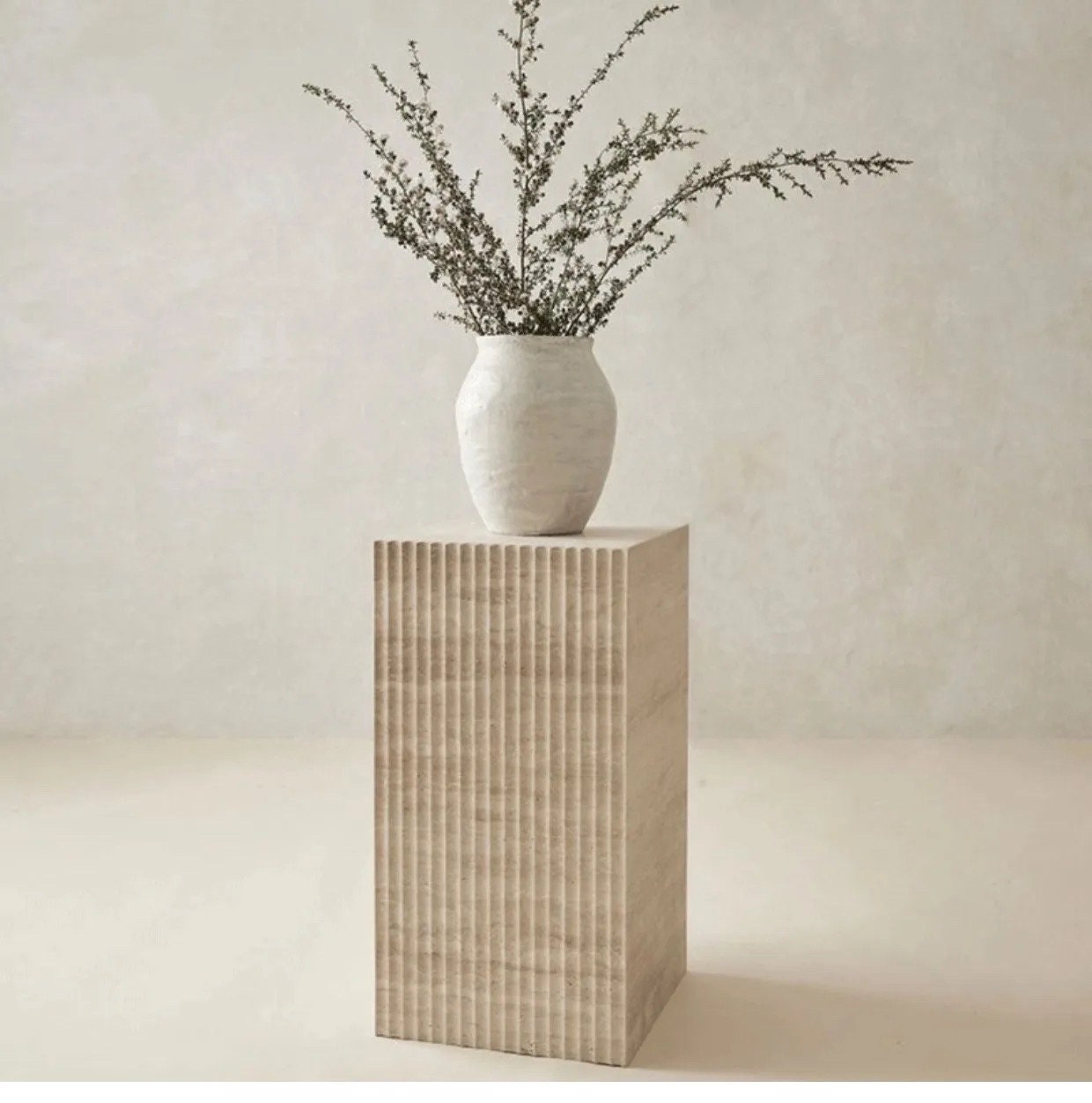 Tavolo plinth marmo travertino fluted