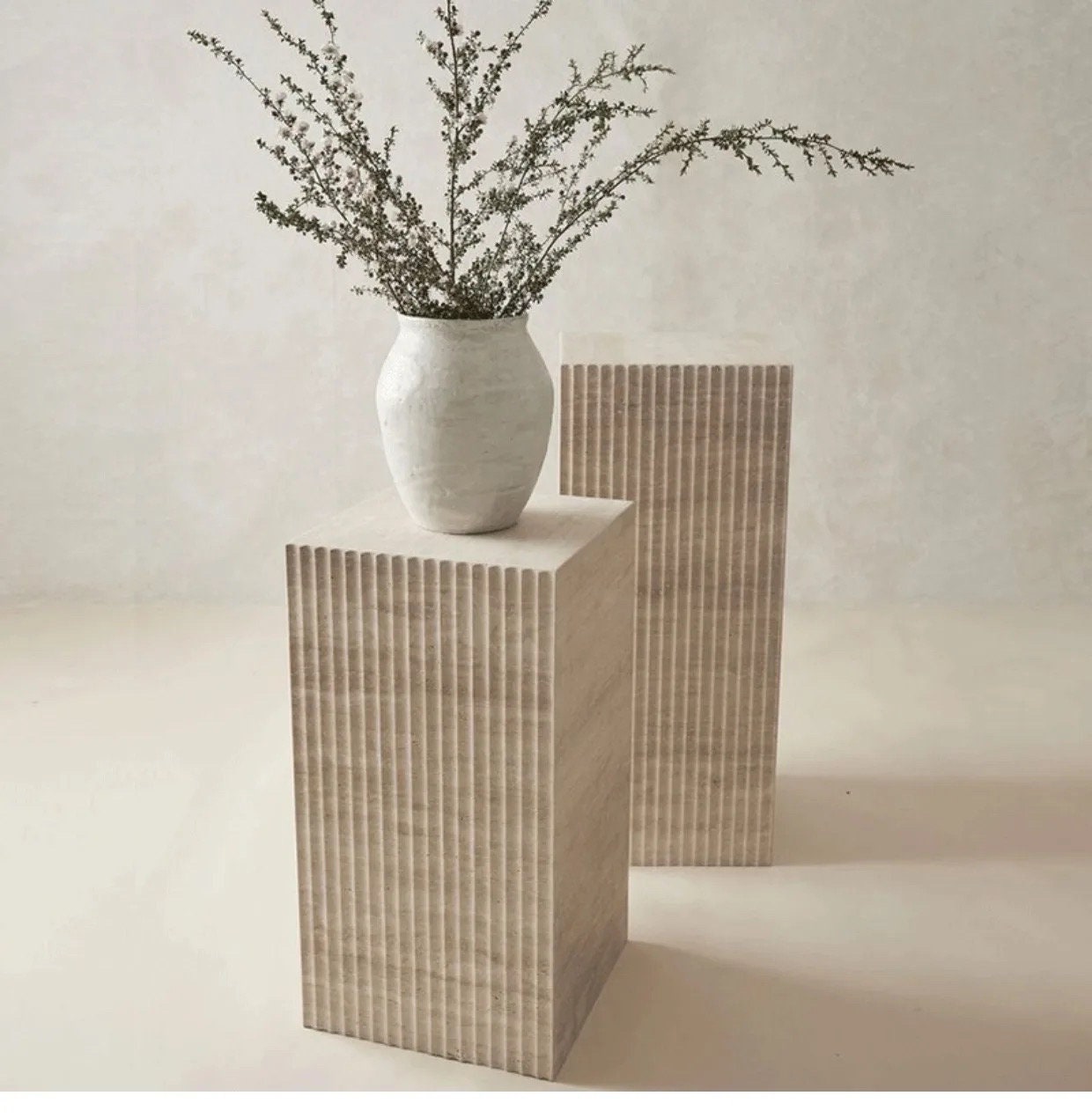 Tavolo plinth marmo travertino fluted